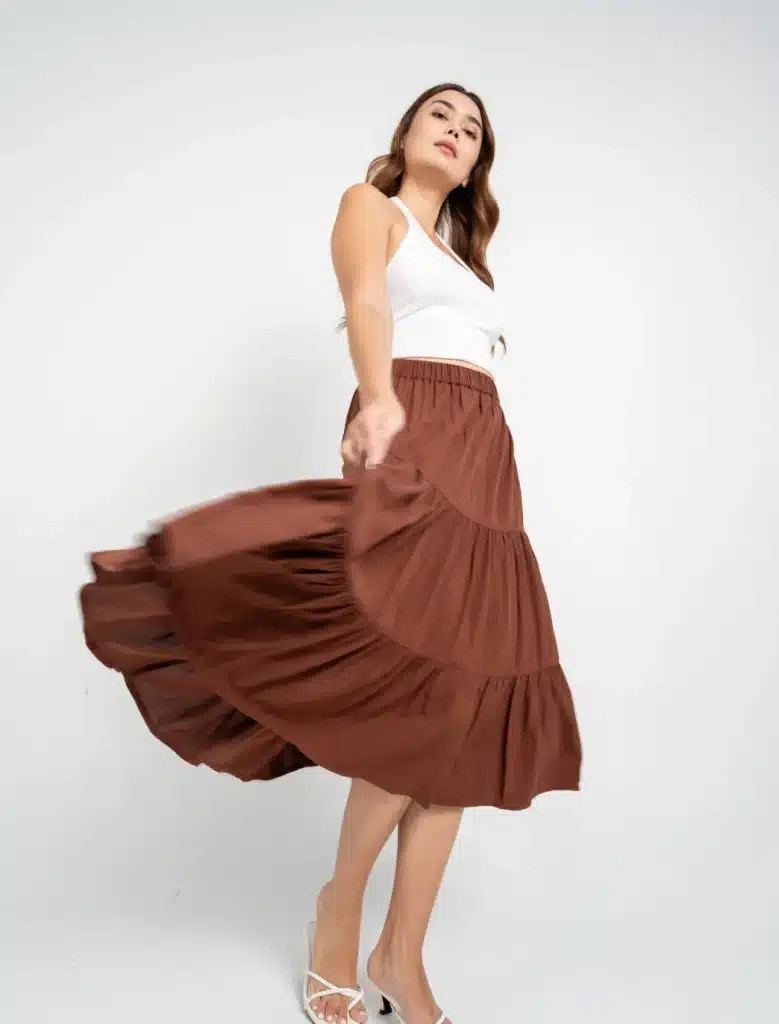 Image of woman twirling her skirt in the form for downloading the WL Form from CM Garmindo's white label page.